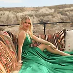 Nessa Cave גורמה